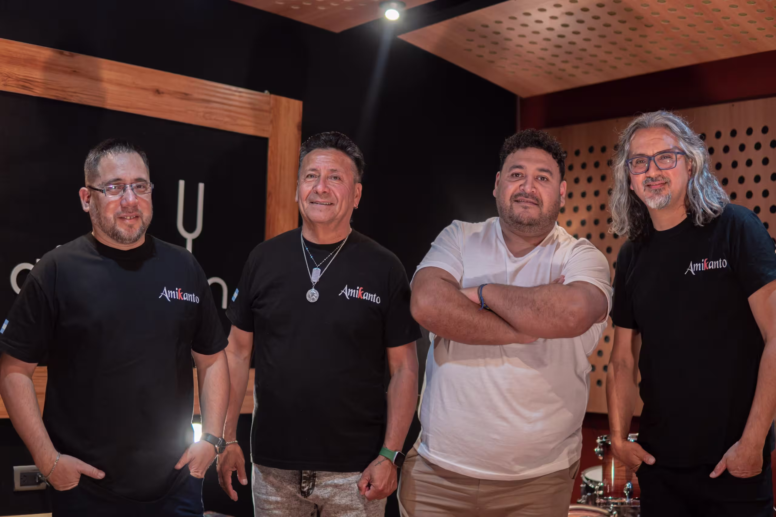 Cantantes de Amikanto en el estudio de grabación: Tuyo Diapasón.