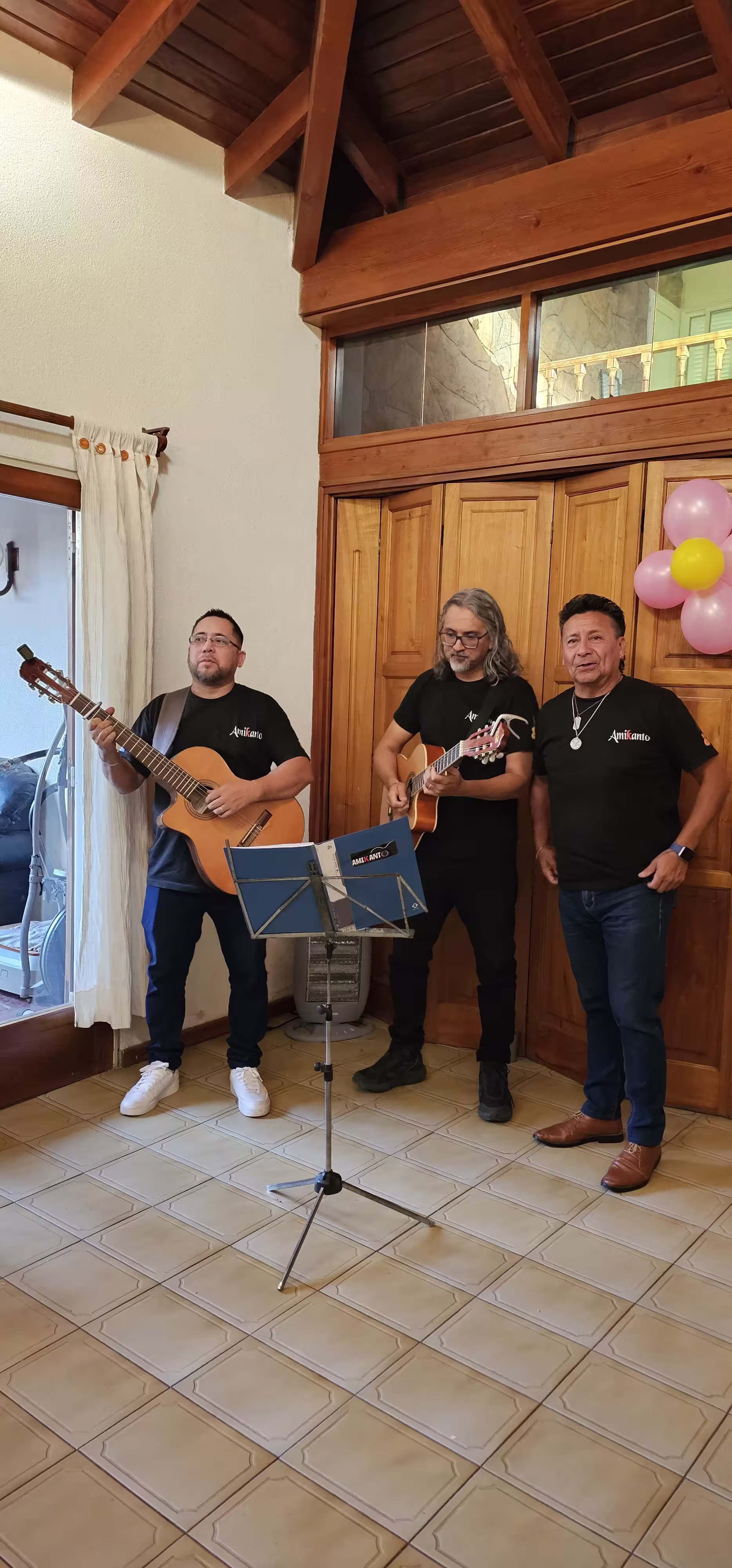 Cantantes de Amikanto en el centro Angeles en la tierra.