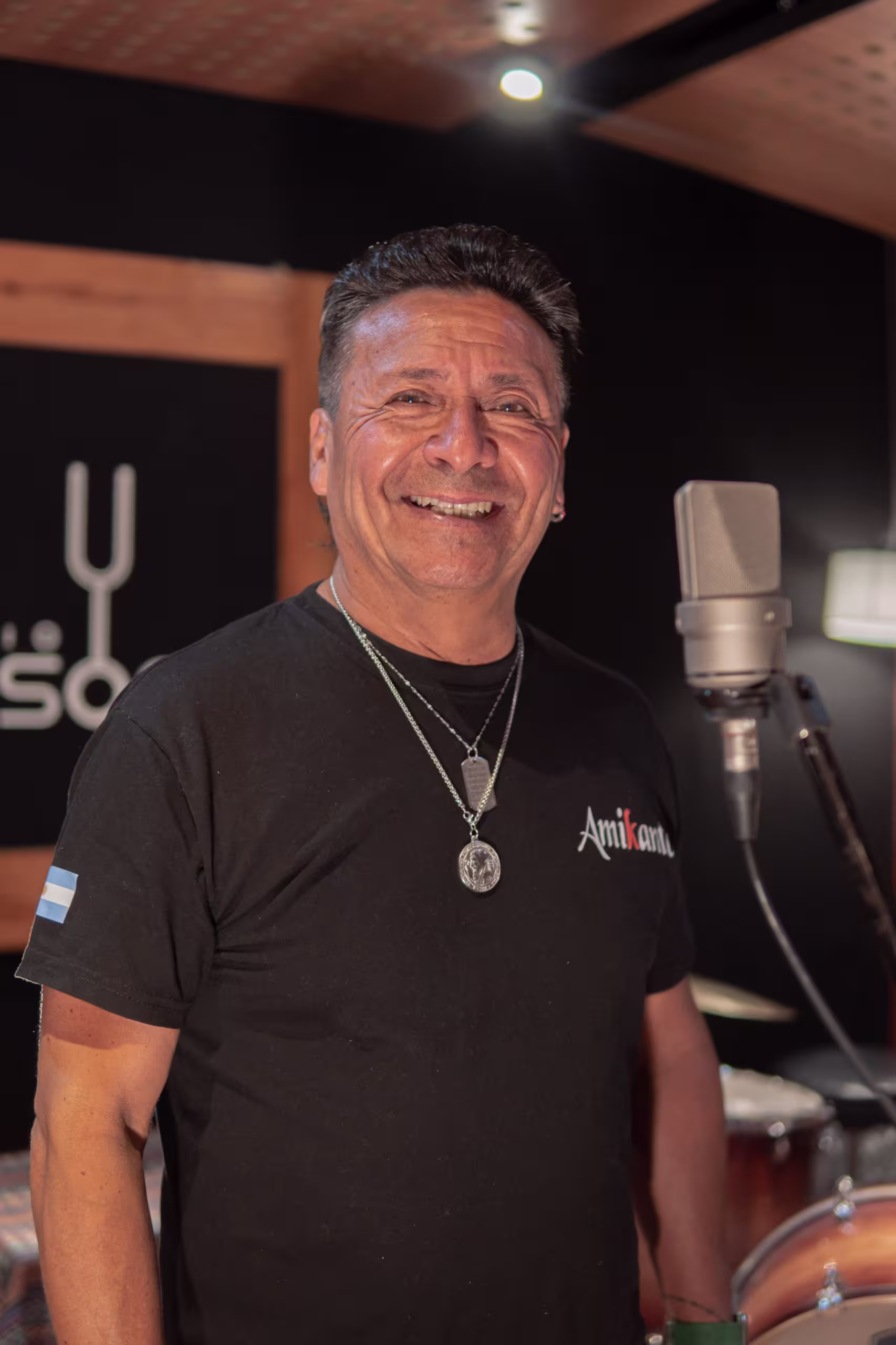 Julio Ortiz posando en Tuyo Diapasón.
